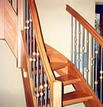Treppe mit gedämpfter Buche, und Geländer V2A